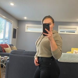 ALPHALETE CROP HOODIE